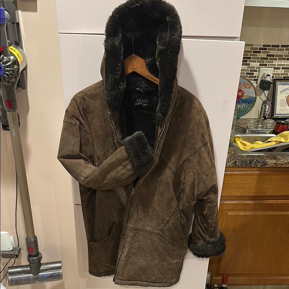 Vintage Brown Leather Jacket with Plush Lining and Wide Collar